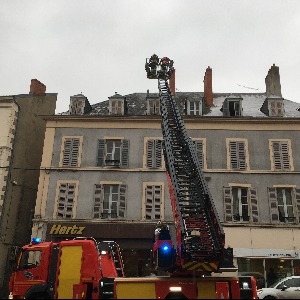 La grande échelle déployée pour sécuriser un toit, rue du Faubourg Saint-Pierre