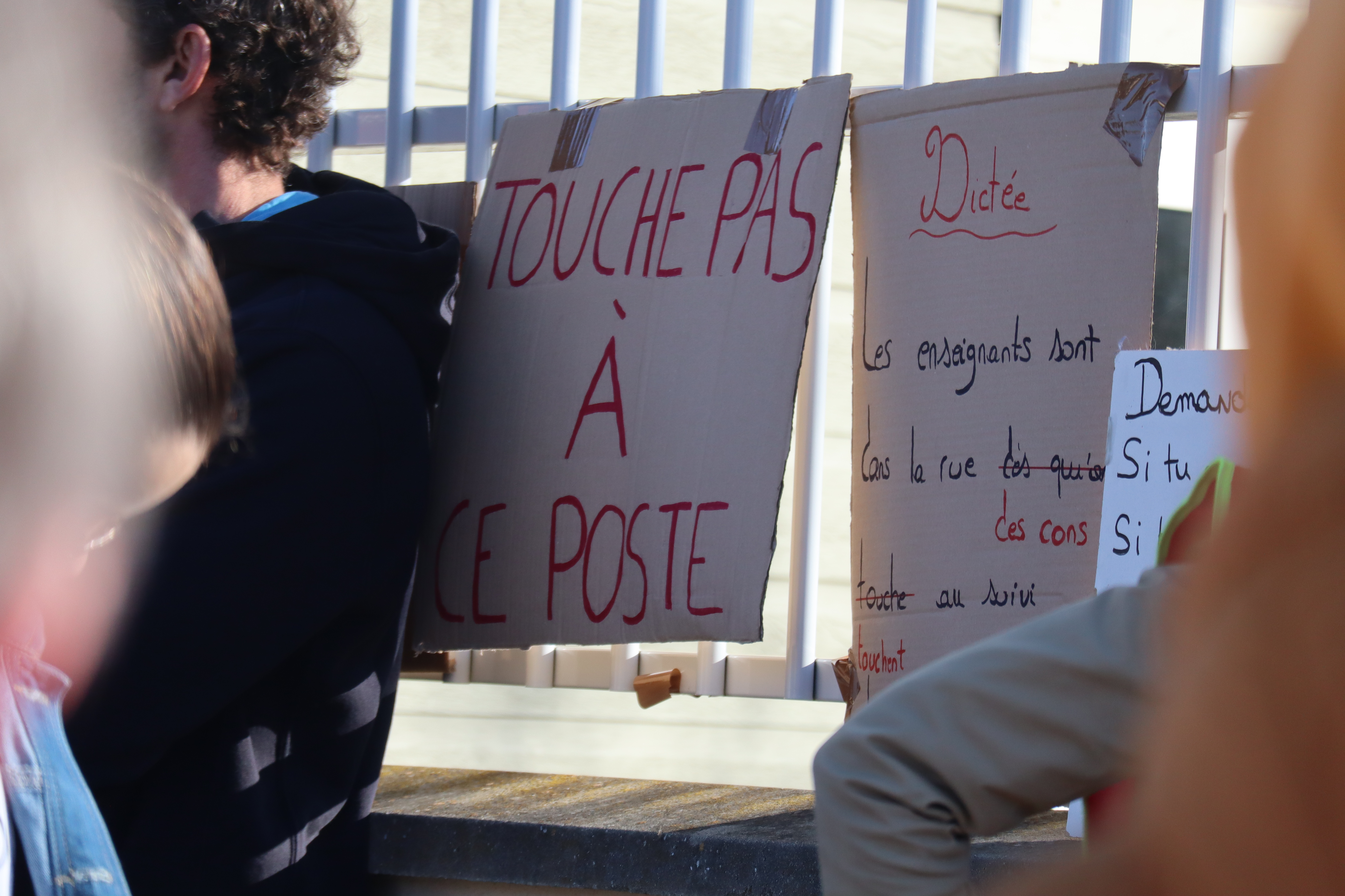 Manifestation collège Vallon en Sully poste CPE (4).JPG (6.27 MB)