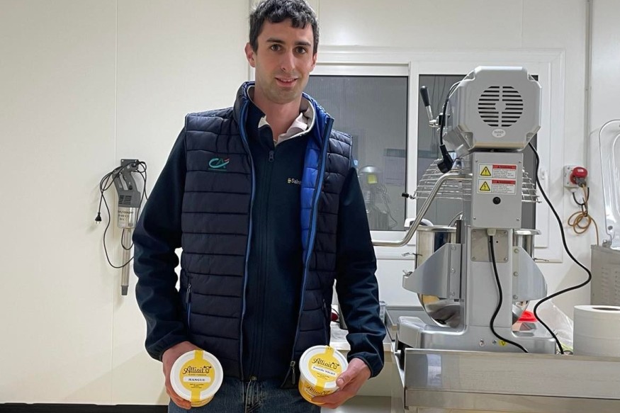 Eleveur de vaches laitières nouvellement installé, Julien Viret s'est lancé dans la production de glaces