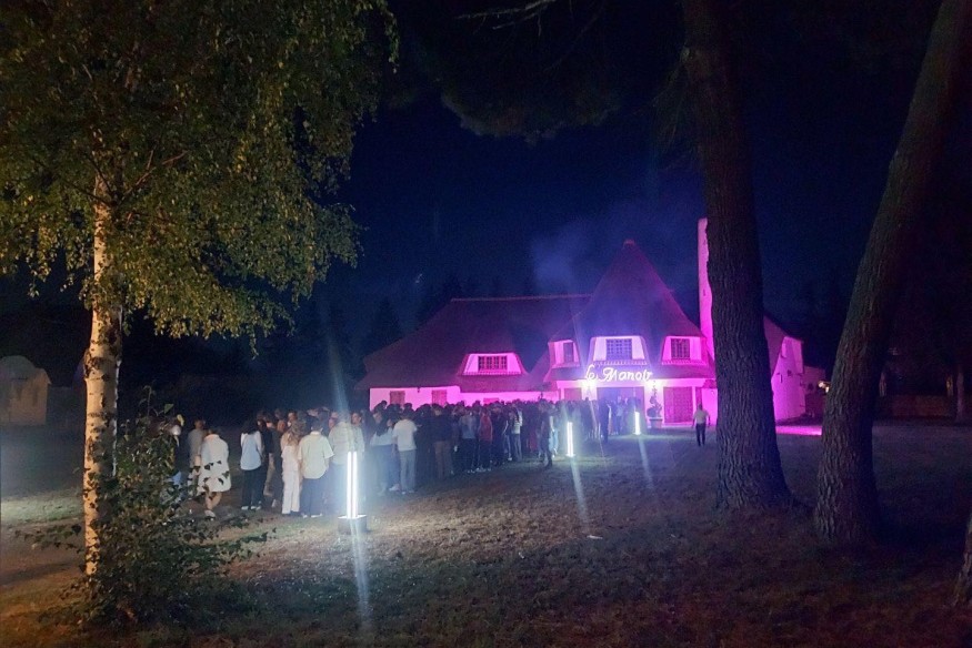 Tentes sur le parking, soirées miss, soirées mousse...  des Dj's racontent leur Manoir