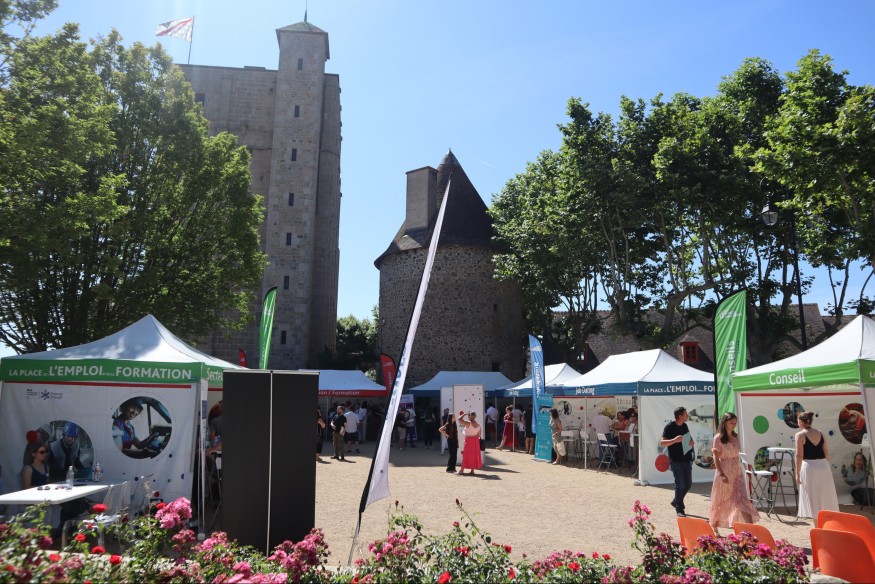 A Huriel, la Place de la Toque est devenue Place de l'emploi, hier