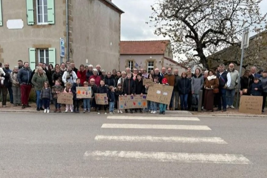 "Si l'école disparaît, la vitalité de nos villages s'en va" : à Maillet, la fermeture de l'école dénoncée par parent et élus